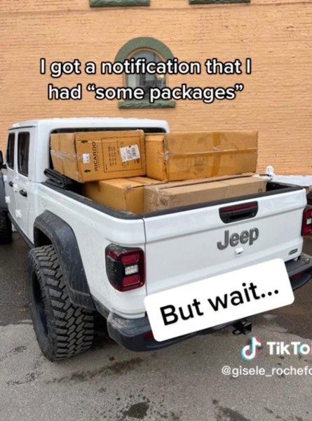 Авиакомпания повредила багаж и предложила пассажирке странную компенсацию Авиакомпания повредила багаж и предложила пассажирке странную компенсацию