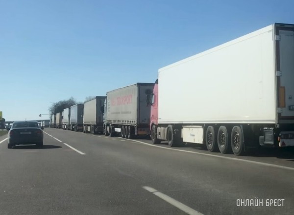 ГПК: у единственного работающего пункта пропуска на границе с Польшей скопилось более 1 тыс. фур ГПК: у единственного работающего пункта пропуска на границе с Польшей скопилось более 1 тыс. фур