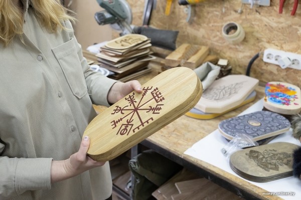 Жена чертит, муж сверлит, теща забивает гвозди. Белорусы взяли в долг $600 и открыли очень необычный бизнес Жена чертит, муж сверлит, теща забивает гвозди. Белорусы взяли в долг $600 и открыли очень необычный бизнес