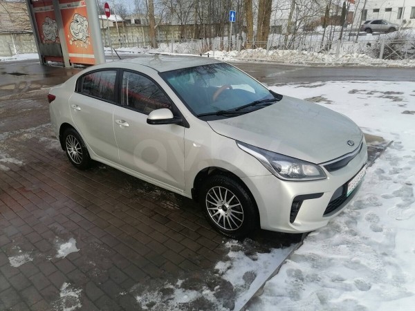 Цены сегодня и год назад. Сравнили прайсы популярных VW Passat, Citroen C4 Picasso и Renault Megane