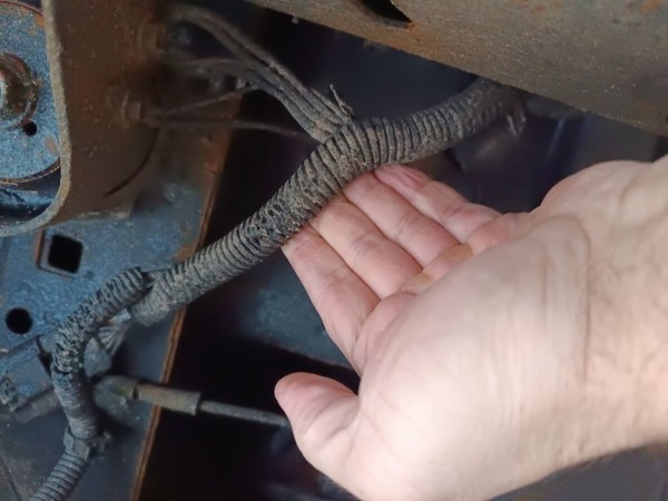 «Все гофры с проводкой посечены песком!». Белорусу так отпескоструили Cadillac, что у машины отказала электроника и кузов начал ржаветь «Все гофры с проводкой посечены песком!». Белорусу так отпескоструили Cadillac, что у машины отказала электроника и кузов начал ржаветь