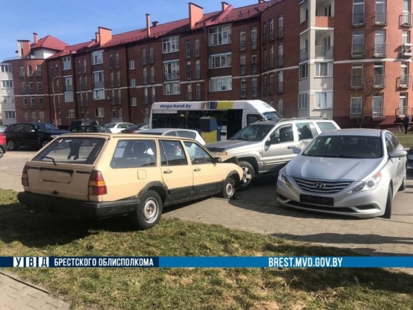 Несколько автомобилей столкнулись на Ясеневой в Бресте Несколько автомобилей столкнулись на Ясеневой в Бресте