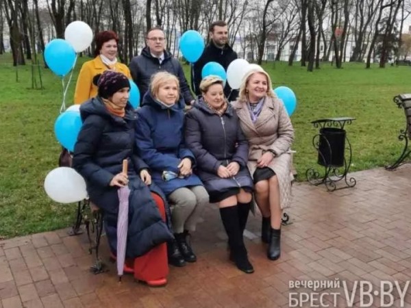 Именную скамейку Ленинского района торжественно открыли в Бресте