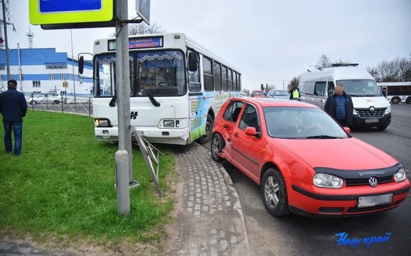 Автоледи в Барановичах не пропустила автобус, и он снес четыре пролета забора
