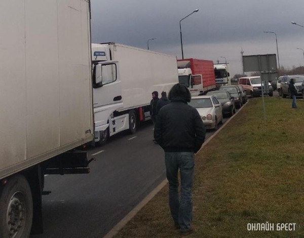 Первоочередные пропуска на въезде в Польшу пока не действуют