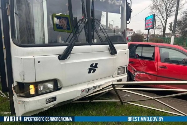 Автоледи в Барановичах не пропустила автобус, и он снес четыре пролета забора