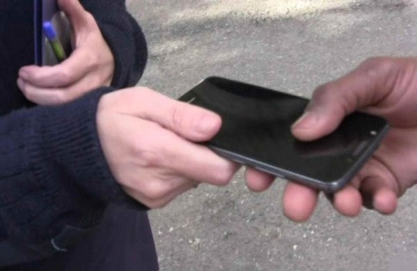 Мужчина попросил прохожего позвонить и убежал с телефоном