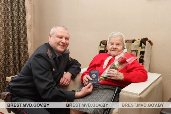 100-летней жительнице Пружан вручили новый паспорт