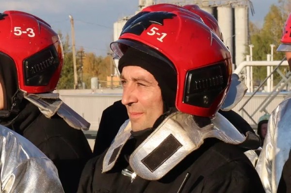 Герой дня: спасатель в нерабочее время помог мужчине выбраться из поврежденной машины