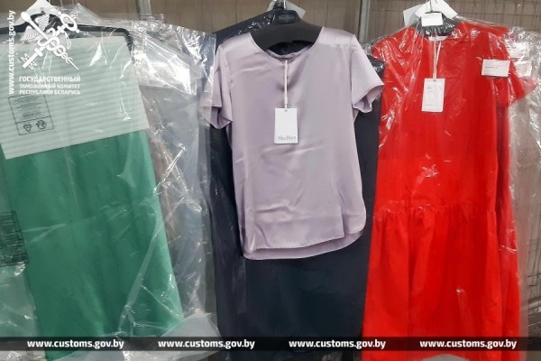 Брестские таможенники пресекли попытку незаконного перемещения крупной партии одежды