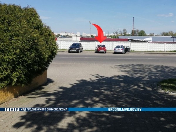 В Гродно машина «прижала» хозяина к забору В Гродно машина «прижала» хозяина к забору