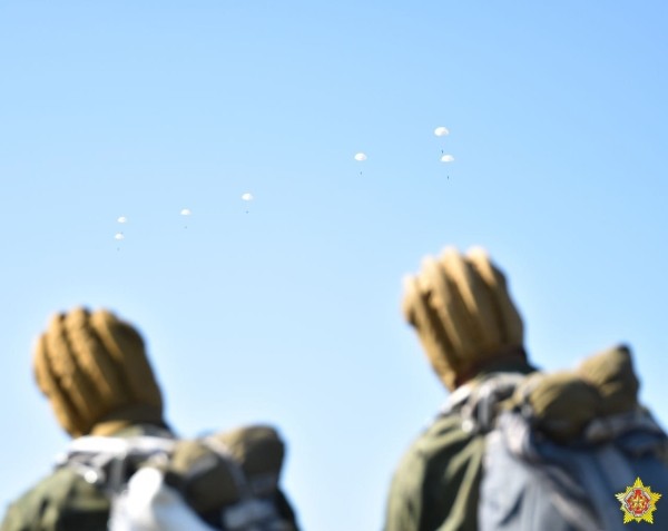 Под Брестом с вертолета десантировались более 200 военнослужащих Под Брестом с вертолета десантировались более 200 военнослужащих