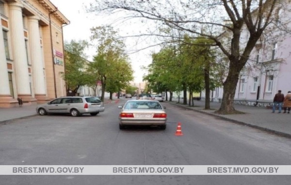 В Бресте 4-летняя девочка попала под колеса авто