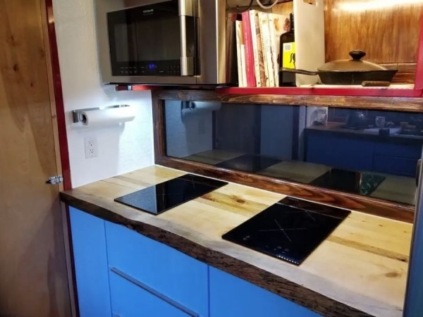 Пенсионеры потратили пять лет и $180 тысяч на превращение старой фуры в большой мобильный дом