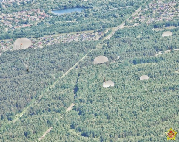 Под Брестом с вертолета десантировались более 200 военнослужащих Под Брестом с вертолета десантировались более 200 военнослужащих