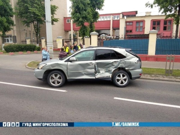 В Минске Lexus столкнулся с трамваем. Смотрите видео, как это произошло В Минске Lexus столкнулся с трамваем. Смотрите видео, как это произошло