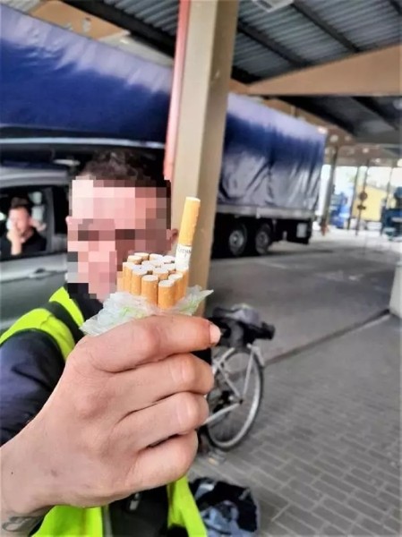 Чудеса контрабанды: сигареты извлекли из рамы велосипеда Чудеса контрабанды: сигареты извлекли из рамы велосипеда