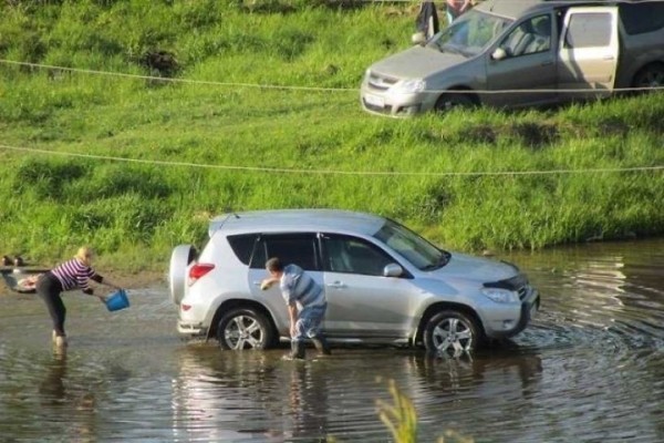 На каком расстоянии от берега водоема можно оставлять автомобиль?