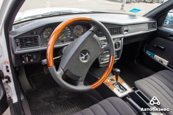 «Нет года выпуска, есть состояние». В Беларуси владельцы старых Mercedes собрались на большую встречу