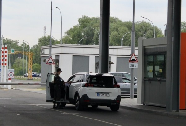 «Одни по 20 часов стоят, другие за ночь $500 делают». Репортаж из пункта пропуска «Брест — Тересполь»