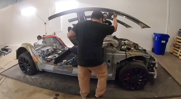 Ютубер полностью разобрал свою Tesla, чтобы узнать, насколько быстрее она поедет Ютубер полностью разобрал свою Tesla, чтобы узнать, насколько быстрее она поедет