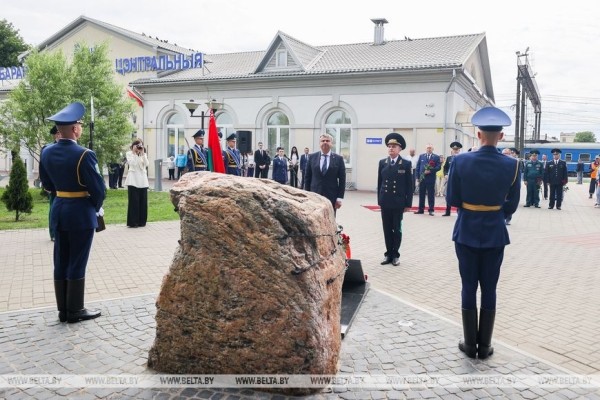 Памятный знак жертвам геноцида открыли на станции Барановичи-Центральные Памятный знак жертвам геноцида открыли на станции Барановичи-Центральные