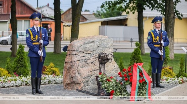 Памятный знак жертвам геноцида открыли на станции Барановичи-Центральные Памятный знак жертвам геноцида открыли на станции Барановичи-Центральные