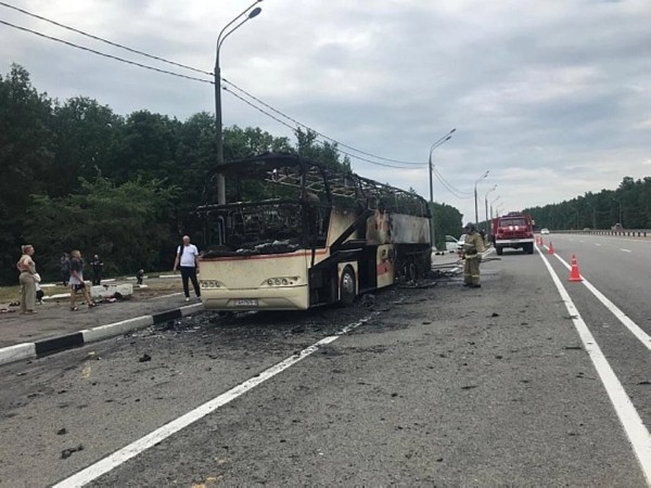 Туравтобус из Беларуси сгорел на трассе «Дон» в Липецкой области Туравтобус из Беларуси сгорел на трассе «Дон» в Липецкой области