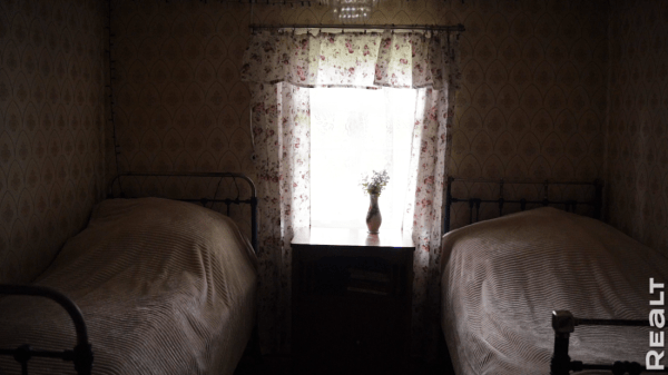 «Первое время спала в обнимку с кочергой». Белоруска сберегла столетний семейный дом — и не жалеет