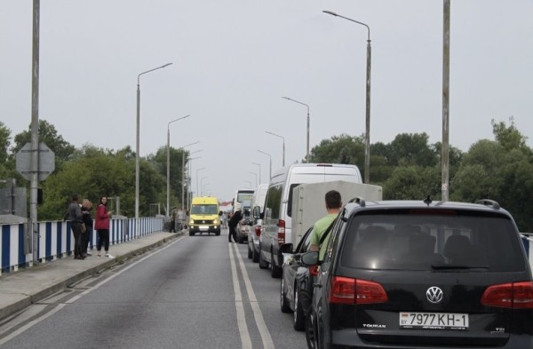 «Одни по 20 часов стоят, другие за ночь $500 делают». Репортаж из пункта пропуска «Брест — Тересполь»