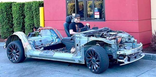 Ютубер полностью разобрал свою Tesla, чтобы узнать, насколько быстрее она поедет Ютубер полностью разобрал свою Tesla, чтобы узнать, насколько быстрее она поедет