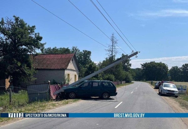 В Березовском районе пьяный бесправник на Volkswagen снес столб В Березовском районе пьяный бесправник на Volkswagen снес столб