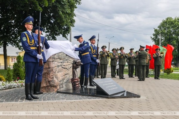 Памятный знак жертвам геноцида открыли на станции Барановичи-Центральные Памятный знак жертвам геноцида открыли на станции Барановичи-Центральные