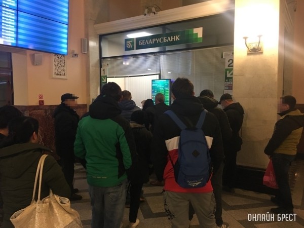 Белорусы еще активнее понесли валюту в обменники