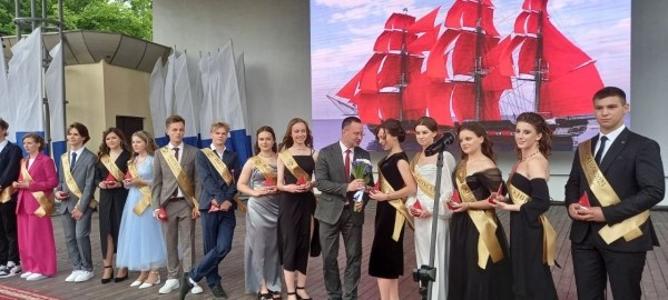 Праздник для выпускников «Алые паруса» прошел в Бресте Праздник для выпускников «Алые паруса» прошел в Бресте