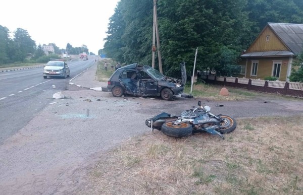 Мотоциклист погиб после столкновения с легковушкой