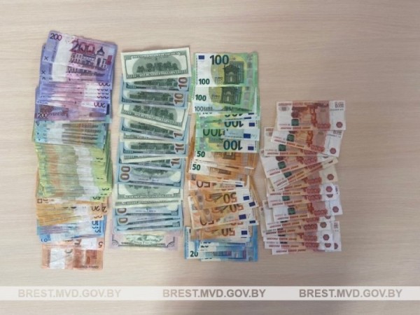 Валютчик с крупной денежной суммой задержан в Иваново