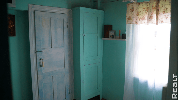 «Первое время спала в обнимку с кочергой». Белоруска сберегла столетний семейный дом — и не жалеет