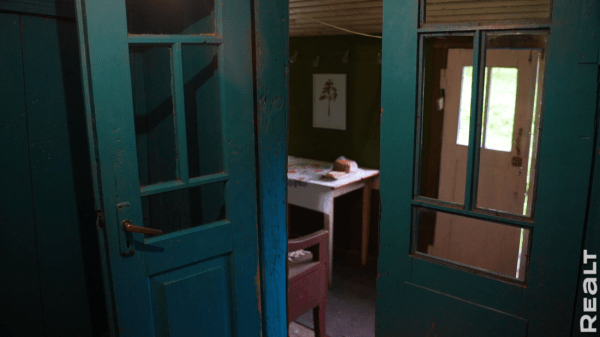 «Первое время спала в обнимку с кочергой». Белоруска сберегла столетний семейный дом — и не жалеет