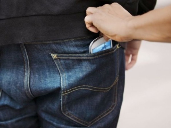 Житель Барановичей лишился мобильного после знакомства с женщиной Житель Барановичей лишился мобильного после знакомства с женщиной