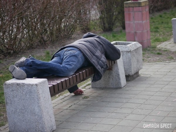 Мужчина познакомился с двумя женщинами и проснулся без денег. Случай в Брестской области