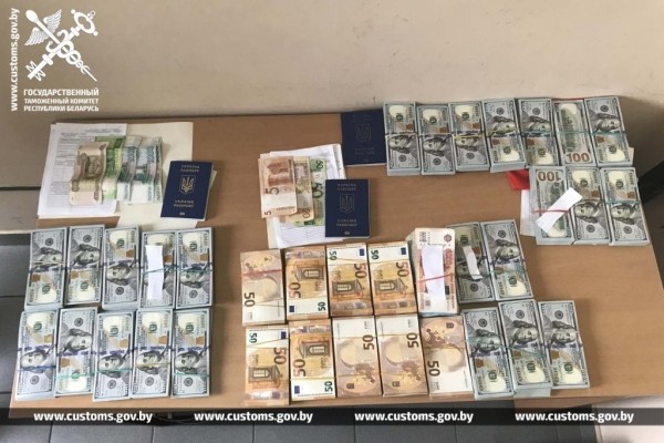 Задержана женщина, пытавшаяся незаконно провезти через ПП «Брест» почти 100 тысяч долларов