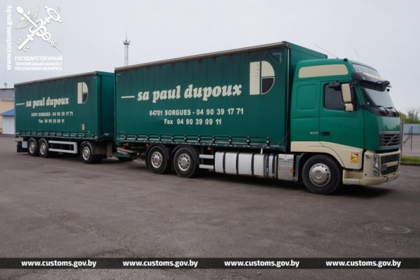 Цену занизили в четыре раза. Комбайн и автопоезд из Литвы задержали в «Козловичах»