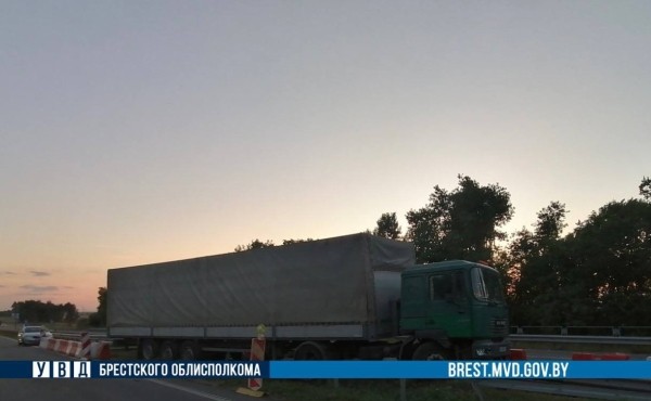 Возле Бреста грузовик наехал на металлический отбойник. Подробности ДТП