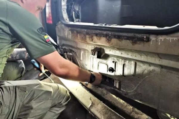 Белорус нашпиговал Kia Shuma сигаретами и поехал через границу, но его план провалился