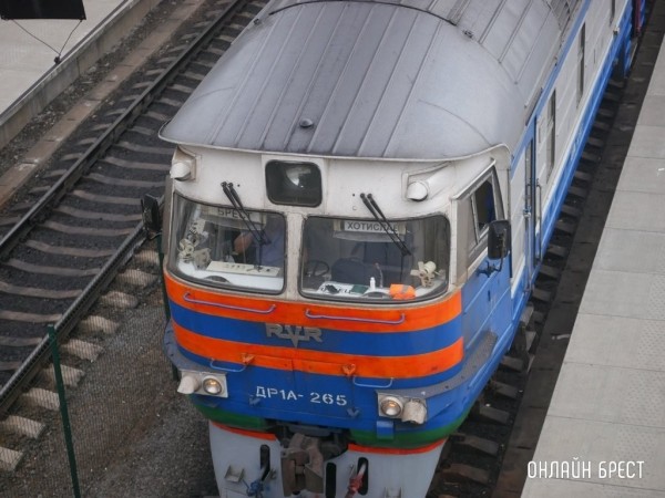 Подростки разбили стекло в вагоне поезда «Брест-Хотислав» Подростки разбили стекло в вагоне поезда «Брест-Хотислав»