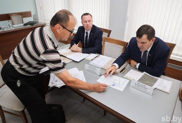 Земельные споры, энергоснабжение – с какими проблемами обратились брестчане к Ермоловичу на приеме граждан