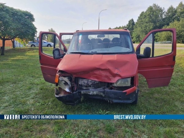 В Бресте молодой водитель такси попал в ДТП В Бресте молодой водитель такси попал в ДТП
