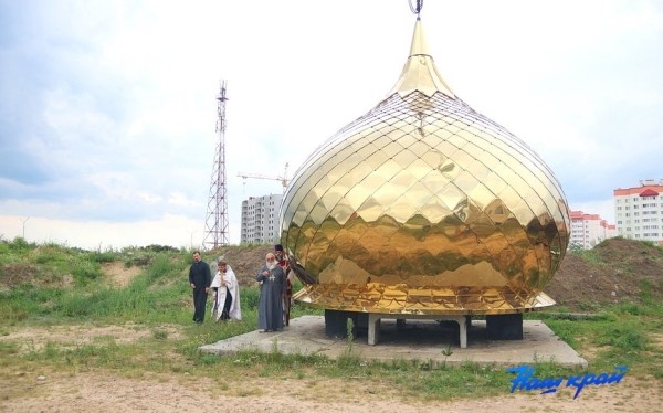 На храме Святой Валентины Минской в Барановичах водрузили центральный купол