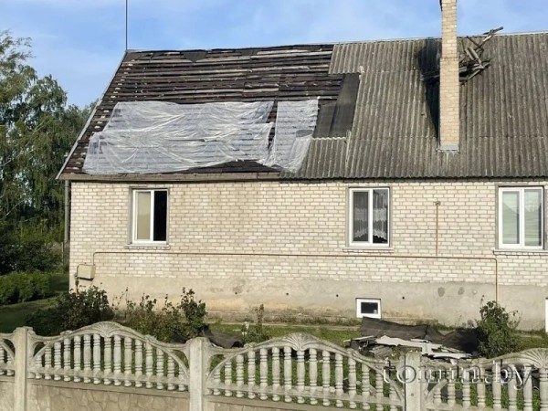 В Брестском районе гроза обесточила 14 населенных пунктов, с трех домов сорвало крыши